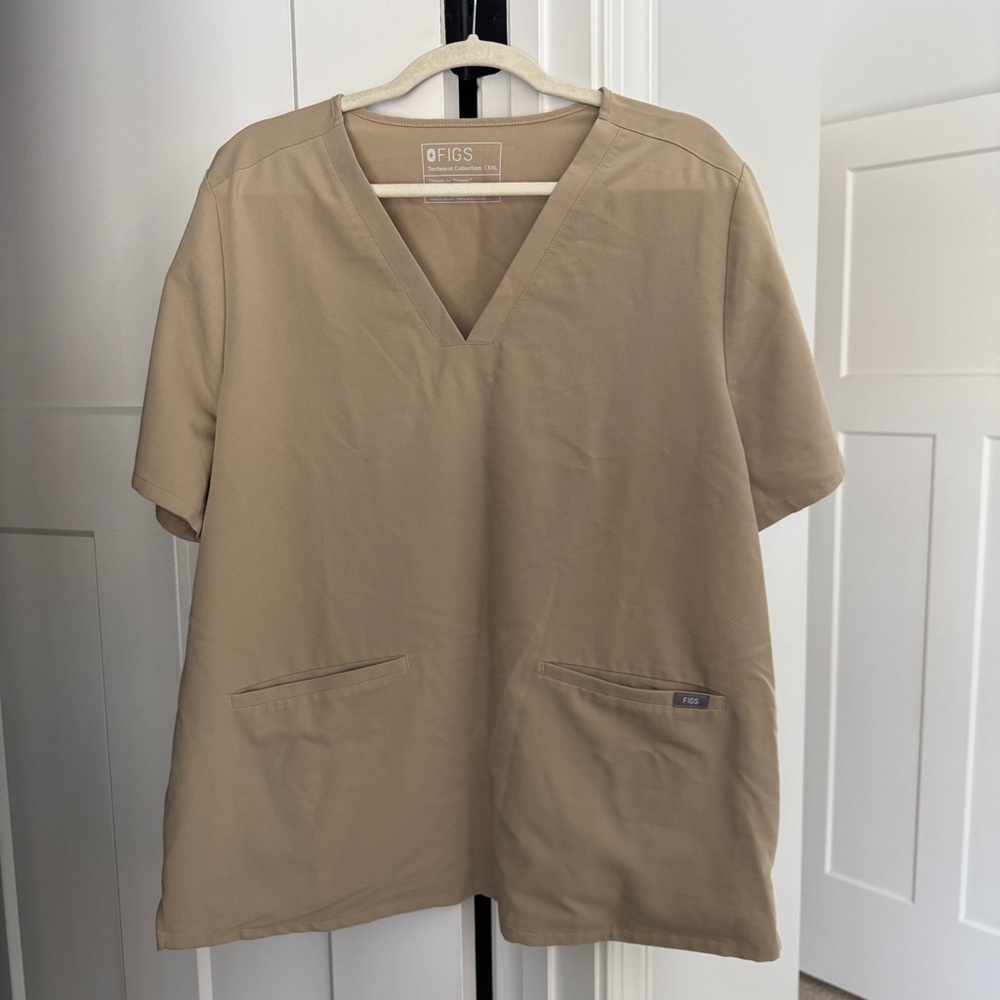 Figs Casma 3 Pocket Beige Technical Collection Scrub Top Short Sleeve V Neck